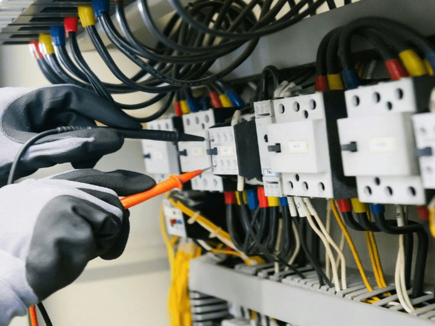 Elektricien meet een groepenkast door