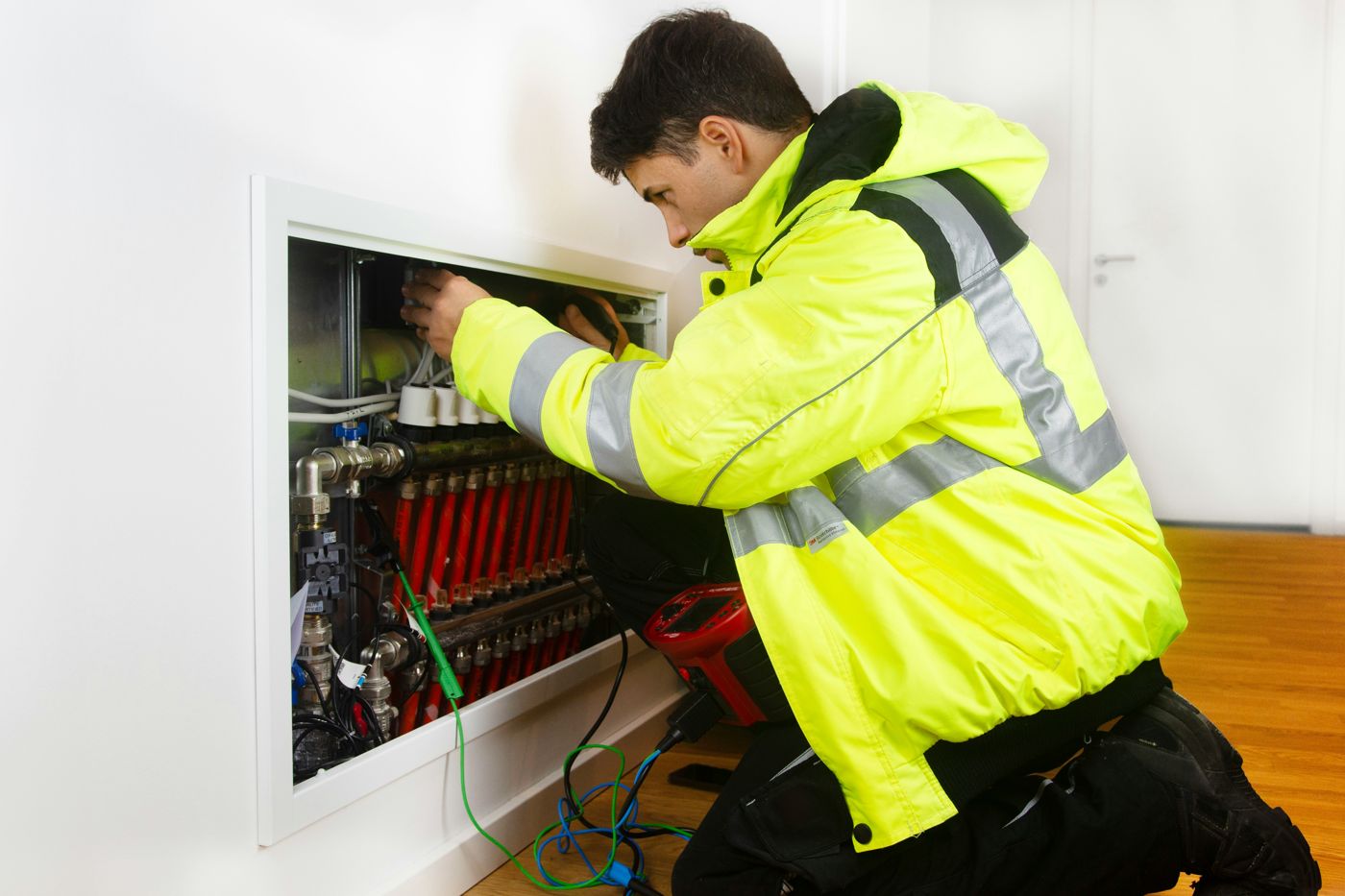 Monteur aan het werk in een meterkast
